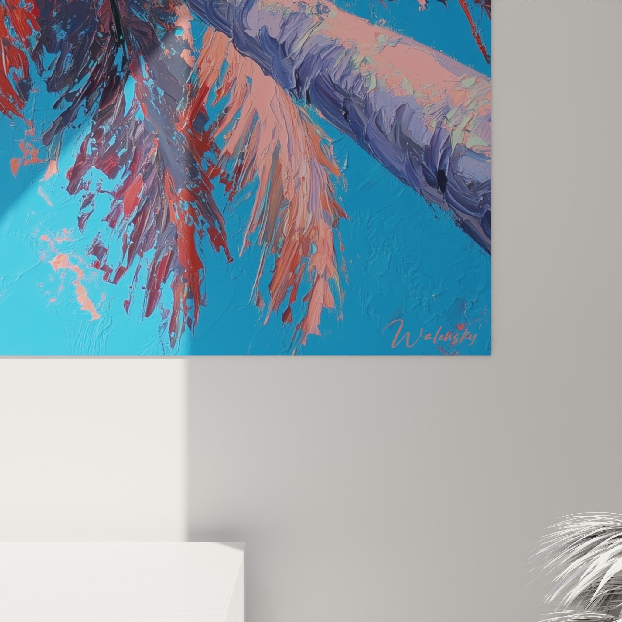 Empâtements épais de peinture corail et bleu azur, matière sculptée du tronc mauve du palmier