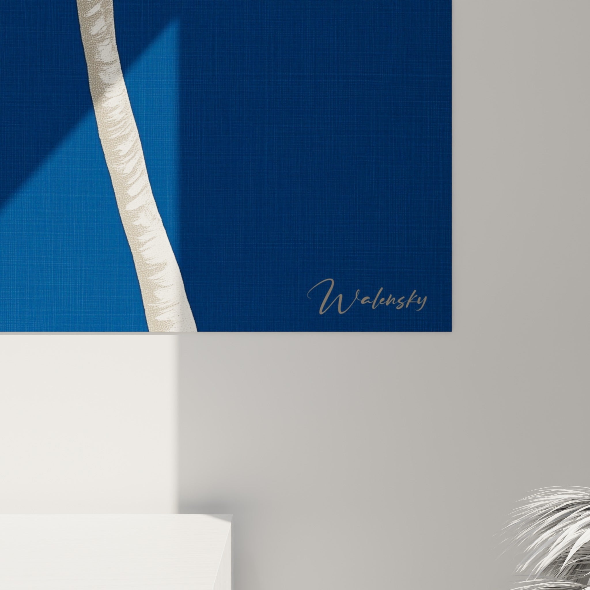 Détail des palmes blanches texturées et du tronc doré du palmier contre le fond bleu marine granuleux