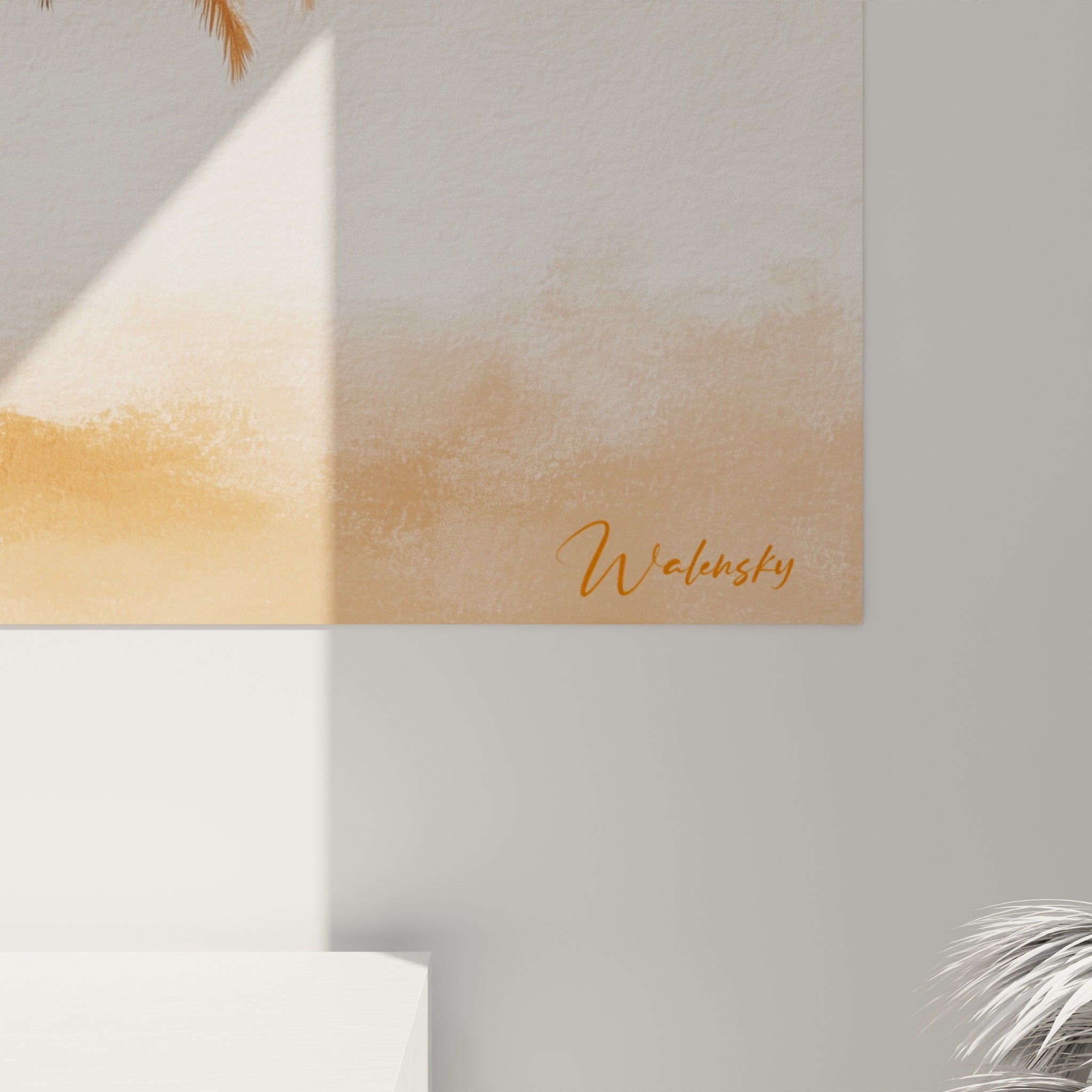 Frondaisons brunes et orangées du palmier révélant grain texturé et coulures sur fond beige délavé