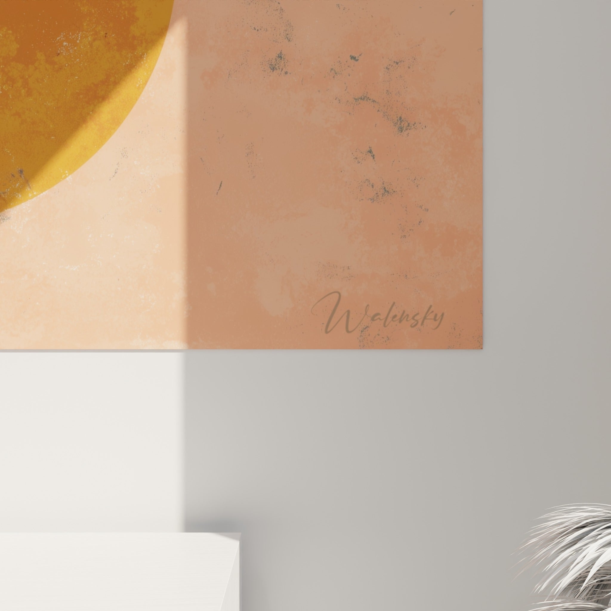 Grain texturé du fond corail et empâtements du soleil ocre visibles sur la toile du palmier