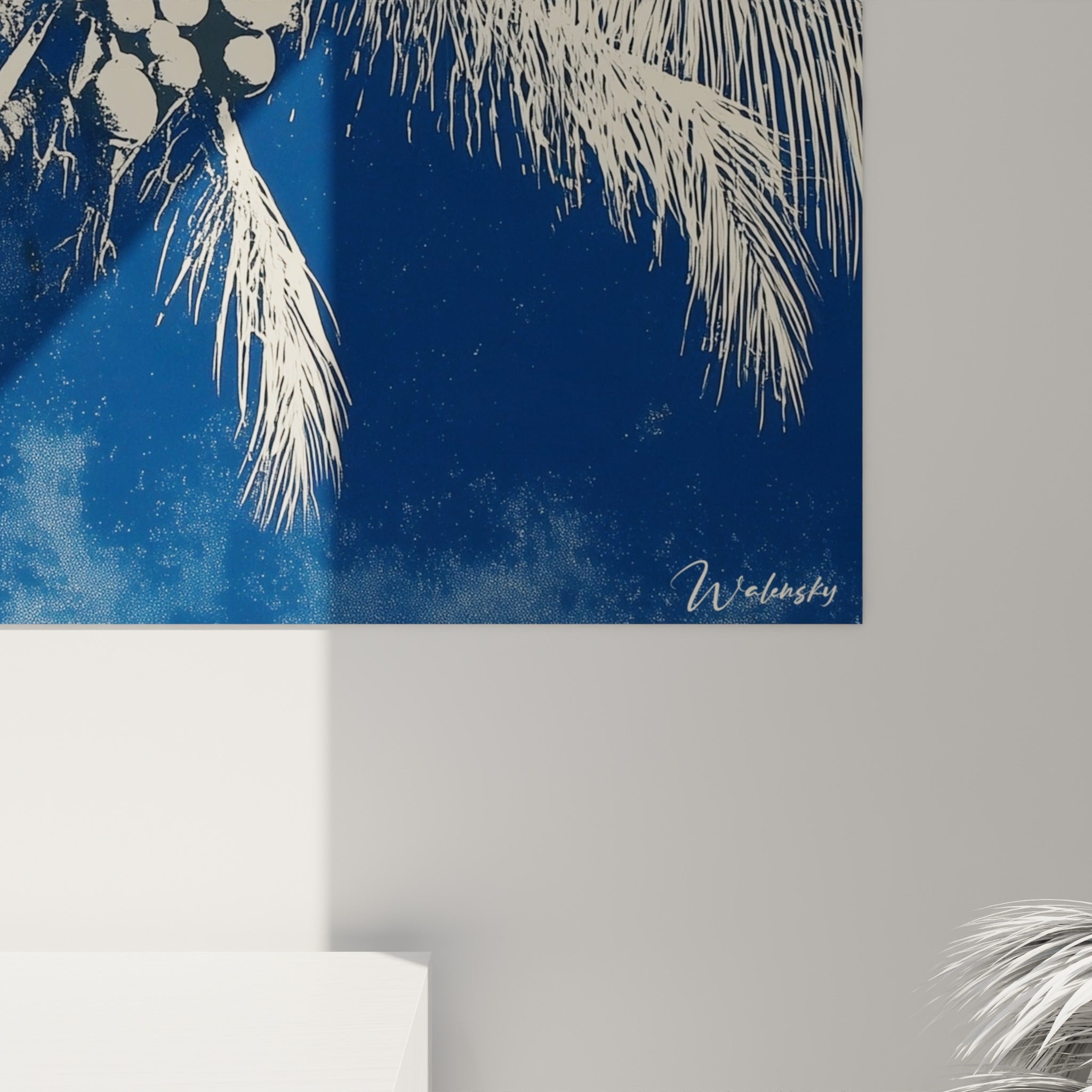 Grain texturé du bleu marine et empâtements crème des palmes révèlent la matière de l'impression sur toile