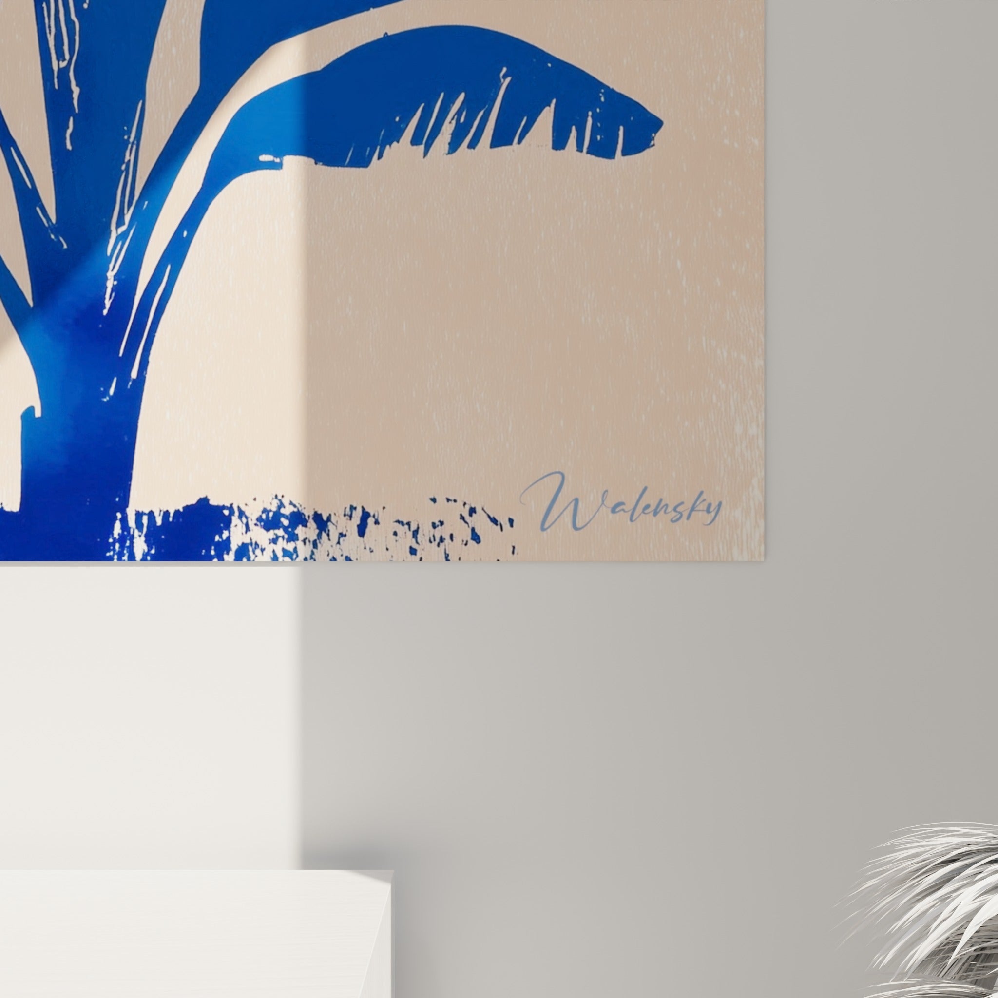 Grain de l'impression révélant les textures grattées et traits blancs du feuillage bleu marine sur rosé pâle