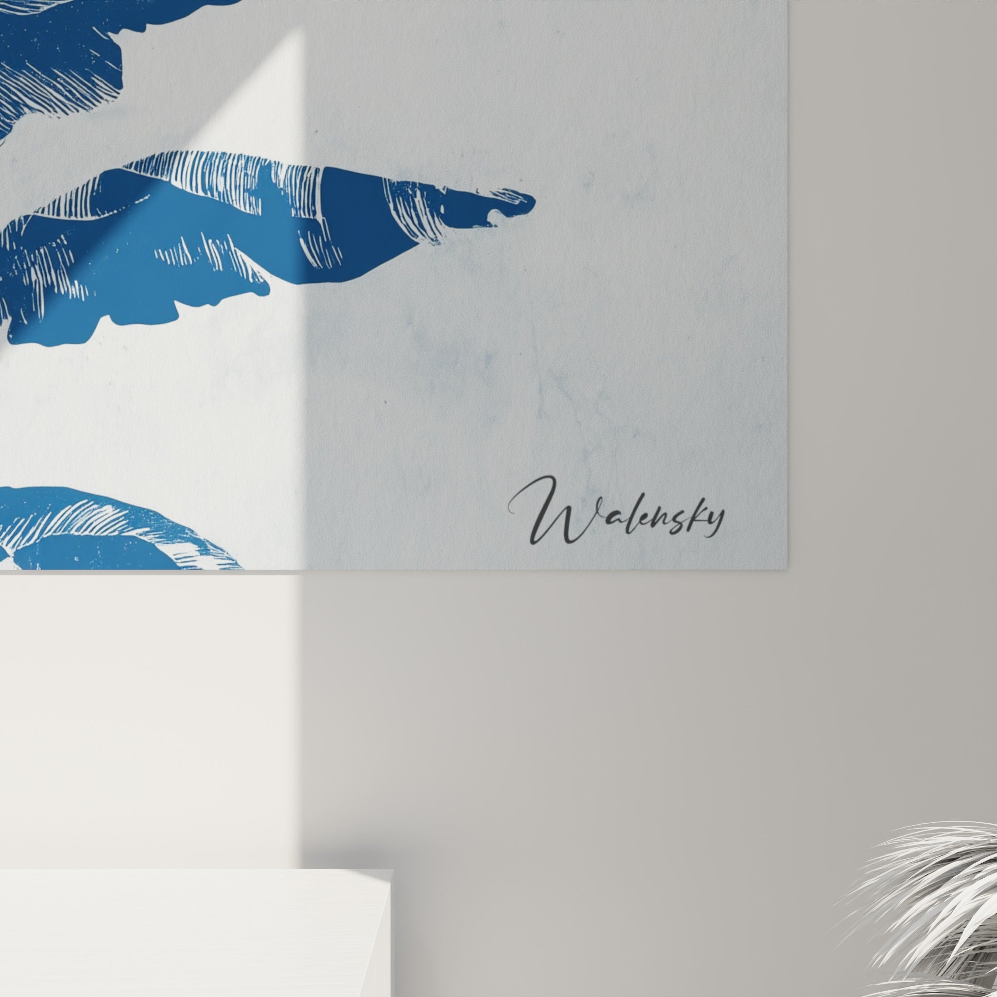 Grain de la toile révélant les traits gravés du bananier bleu marine et les nuances de bleu pastel