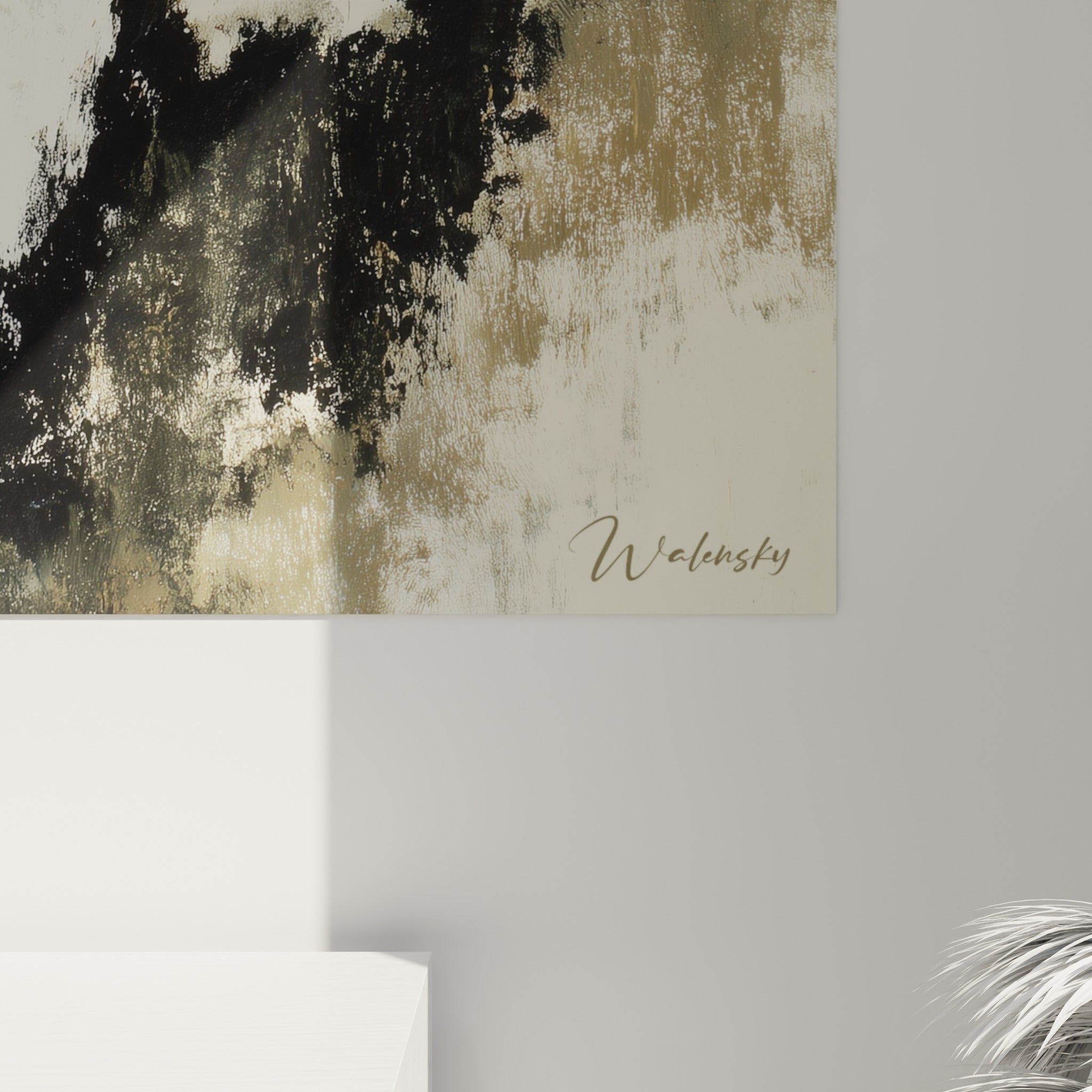 Empâtements noirs et coulures taupe visibles de près sur la toile du palmier