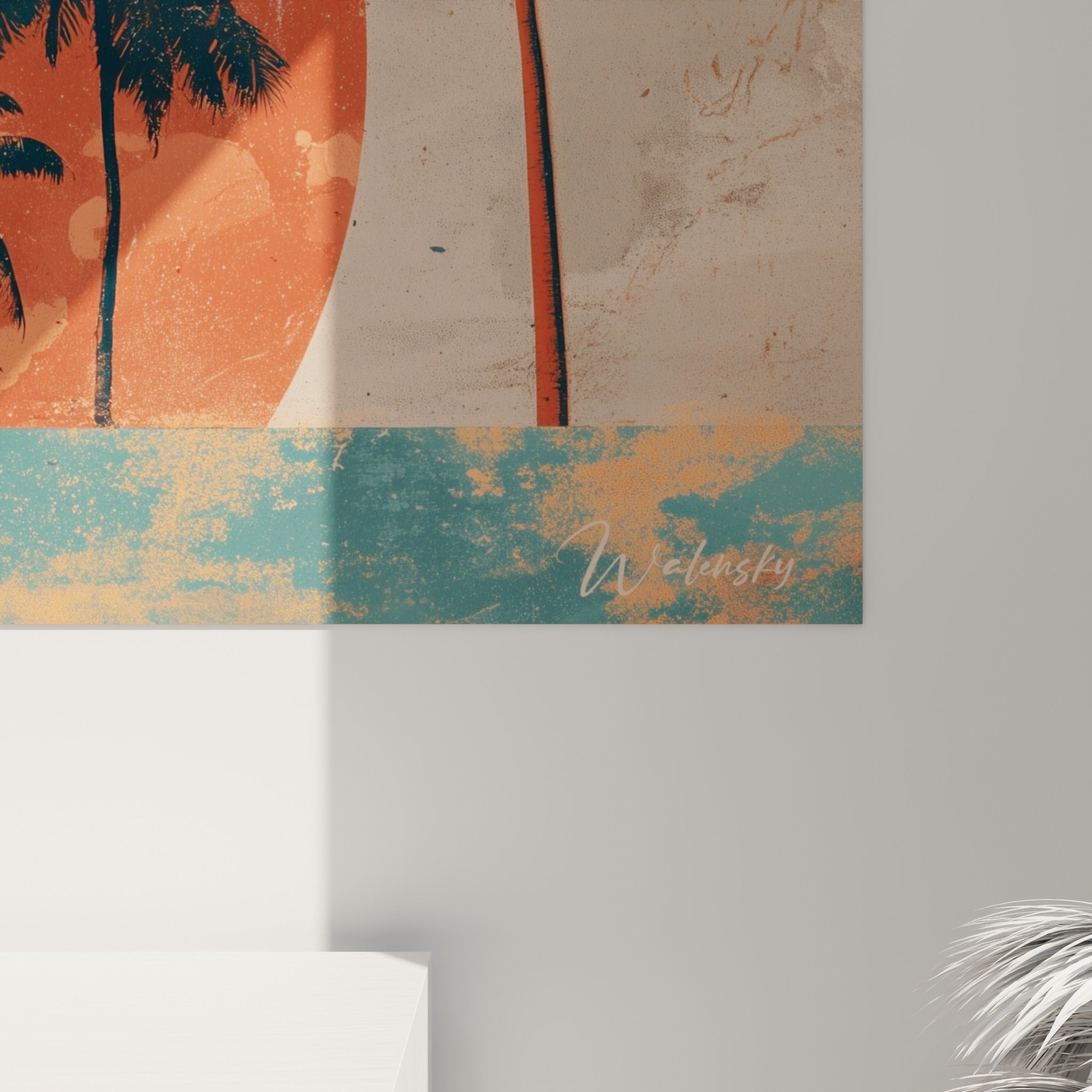 Grain patiné du soleil terracotta et détail des feuillages noirs sur la toile accrochée