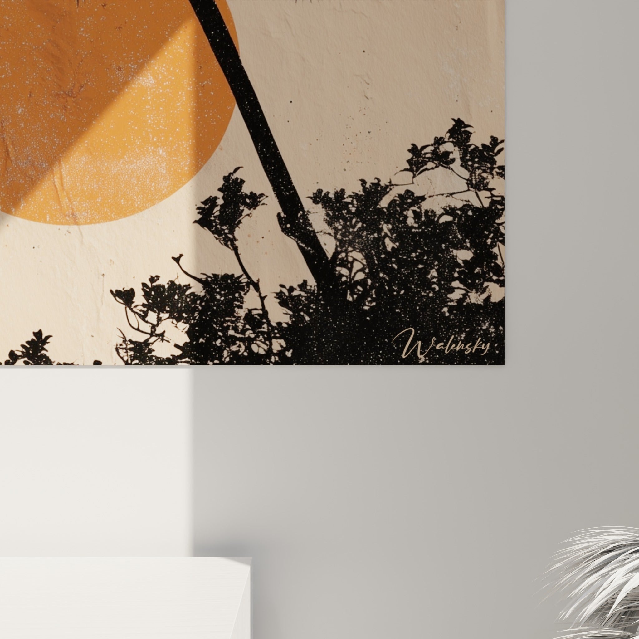 Grain texturé du fond beige sablé révélant les éraflures noires et la matière du disque orangé