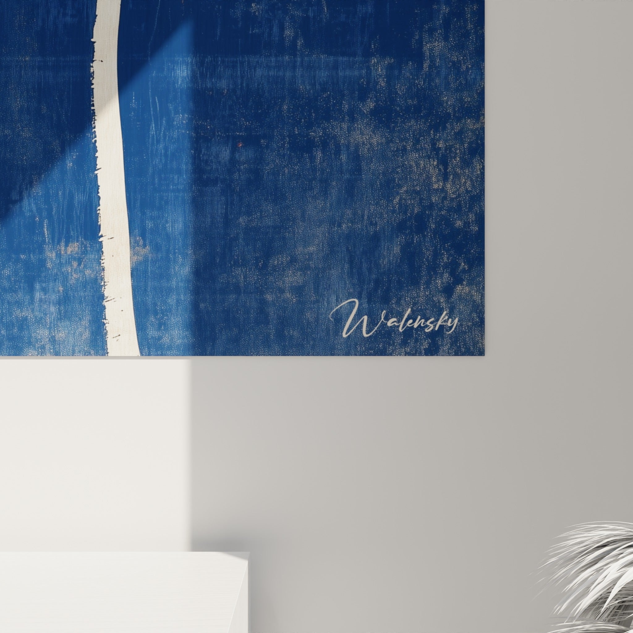Détail des palmes ivoire et du fond bleu marine patiné, texture érodée laissant apparaître des reflets dorés
