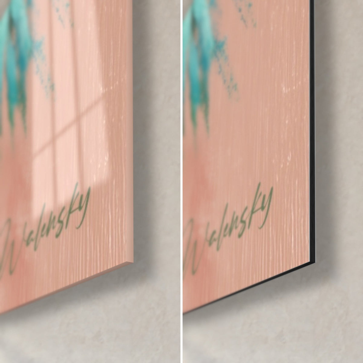 Schilderij palmgebladerte in diep groen op zalmroze, rechtsonder: glanzend acrylglas links, mat Dibond rechts