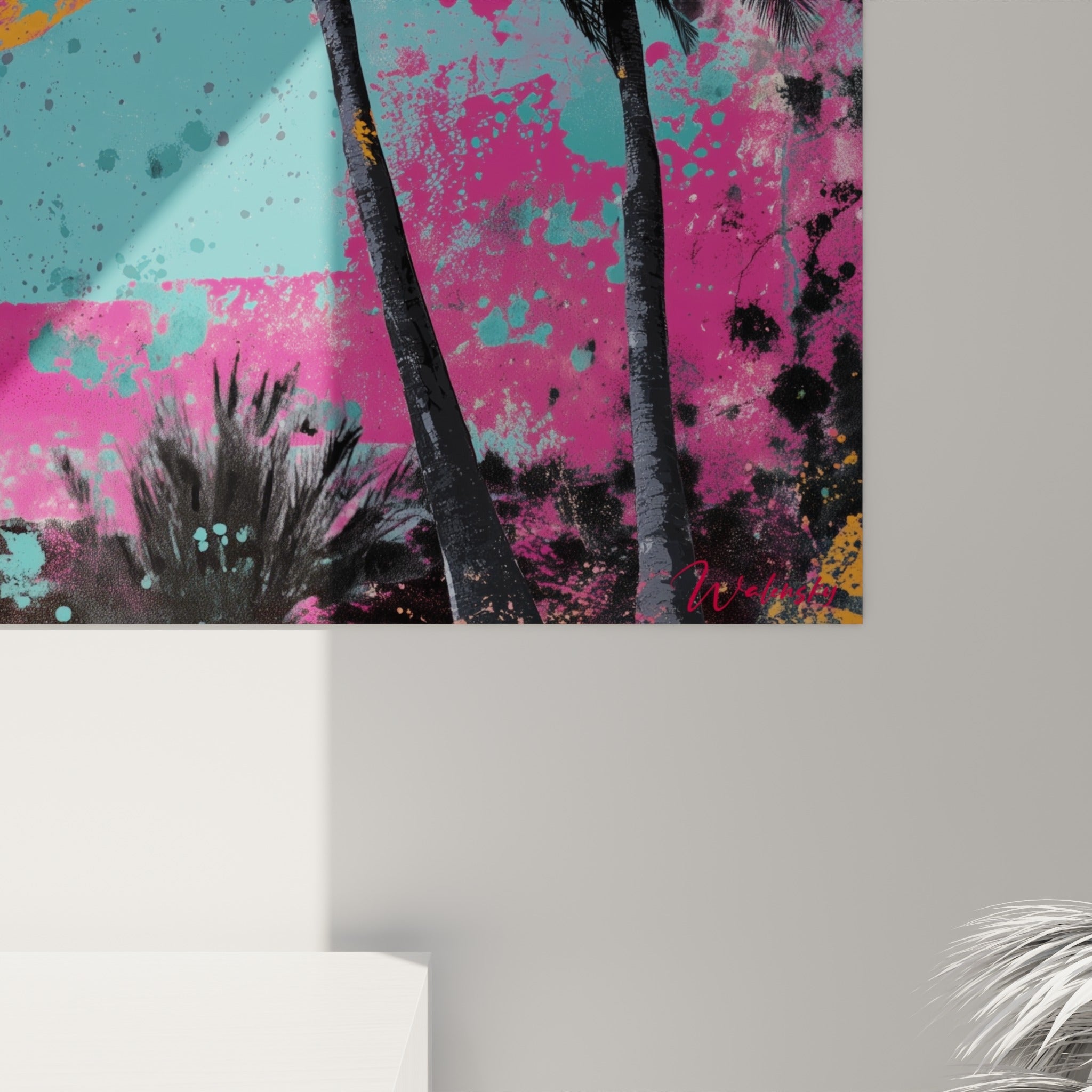 Texture éclaboussée du soleil orangé et coulures noires sur fond turquoise vif visibles de près