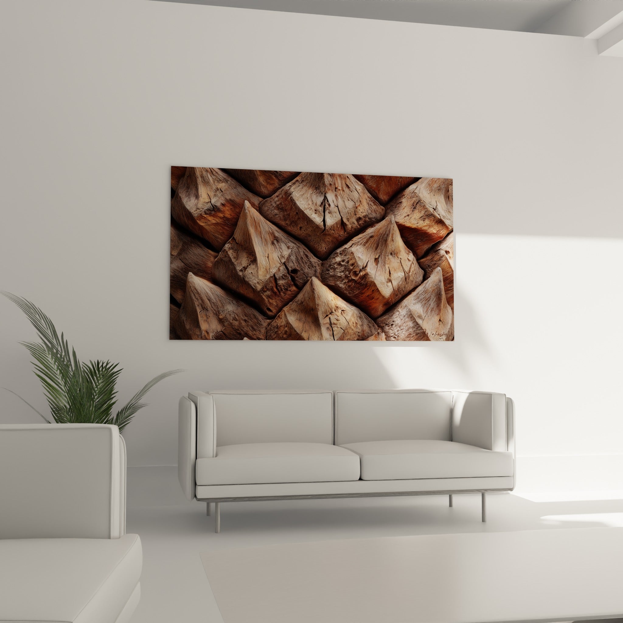 Pyramides d'écorce brune et beige d'un palmier, suspendues au-dessus d'un canapé dans un salon lumineux