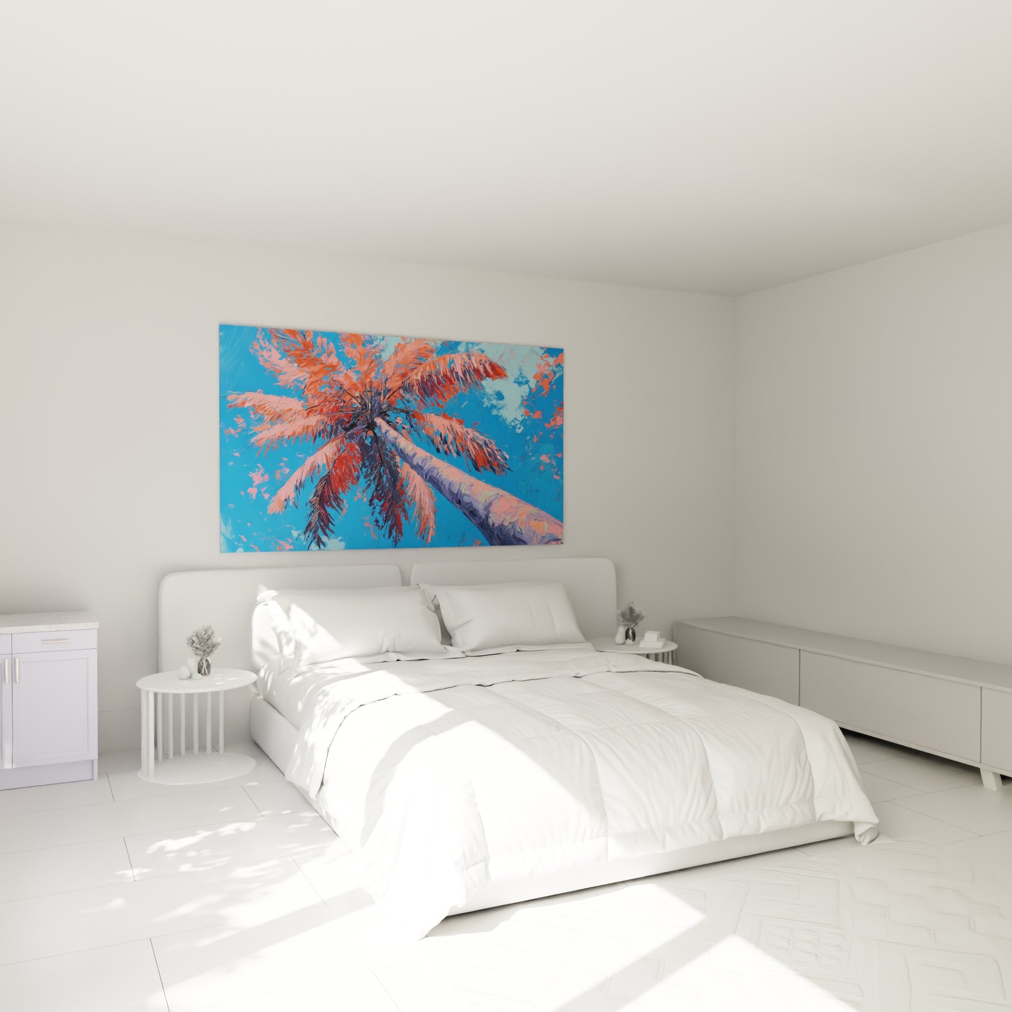 Palmes corail et tronc violet de ce palmier accroché au-dessus d'un lit dans une chambre claire