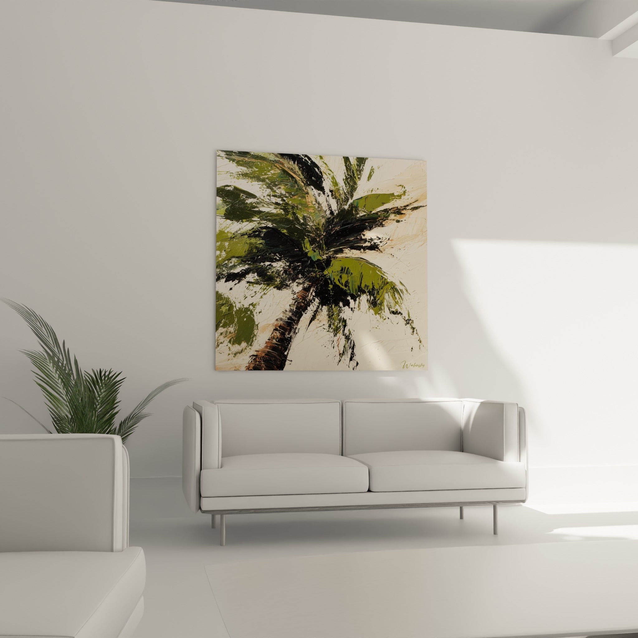 Palmes vertes et tronc noir texturé d'un tableau tropical au-dessus d'un canapé dans un salon lumineux