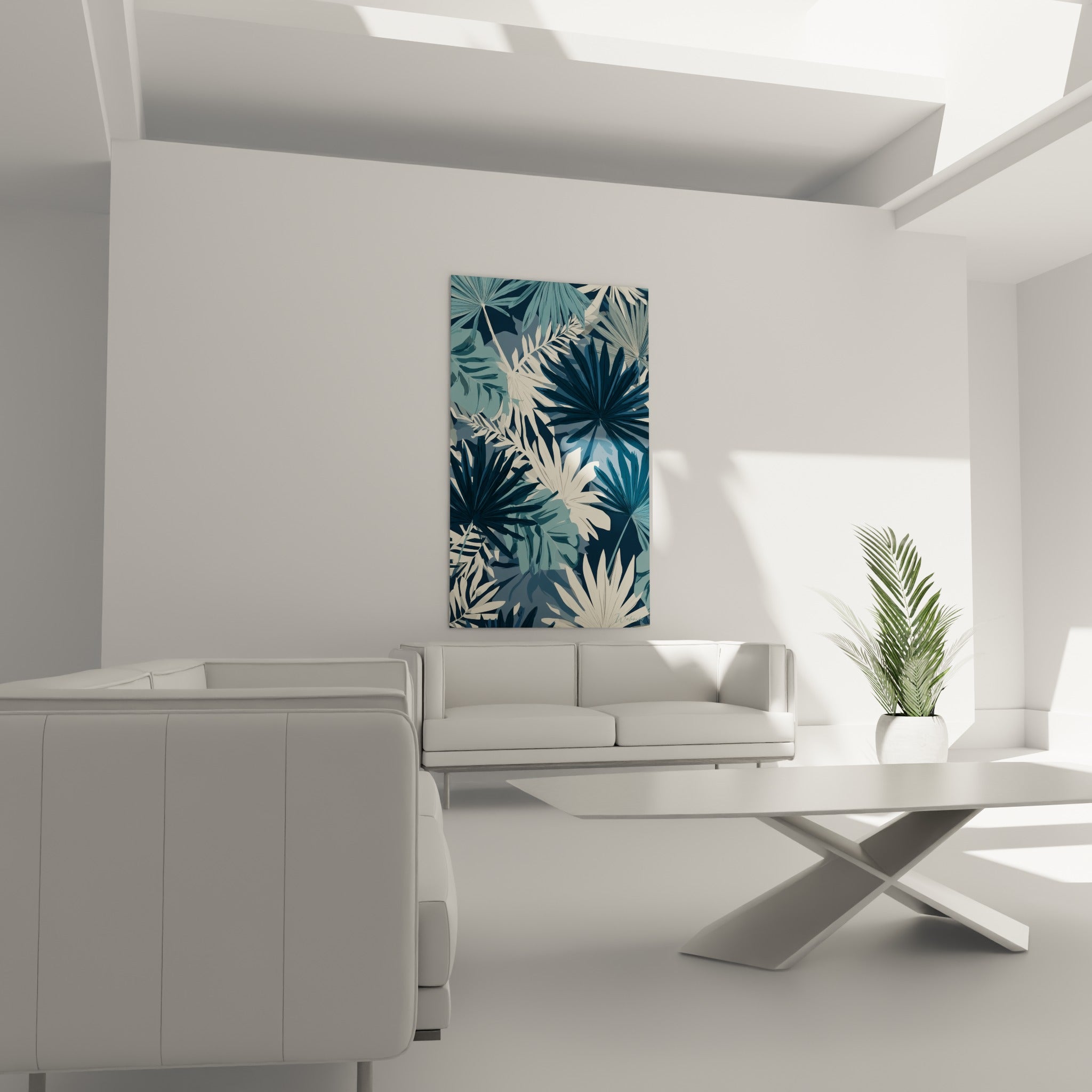 Feuillage tropical bleu marine et ivoire installé au-dessus d'un canapé dans un salon lumineux