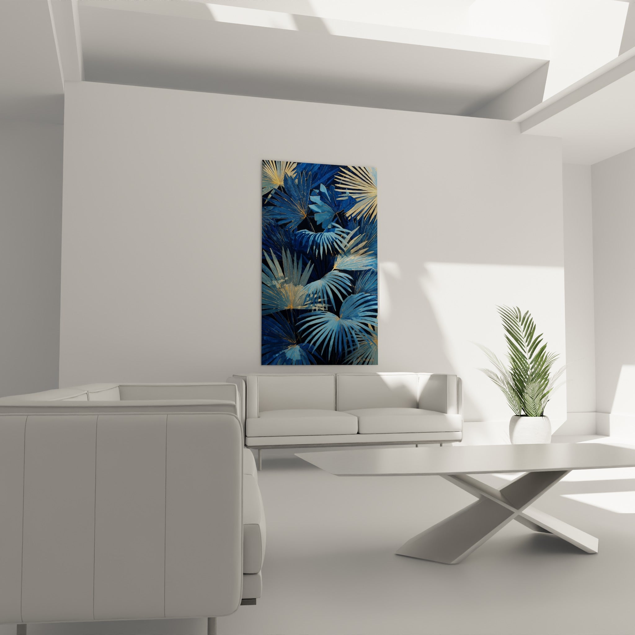Feuillage tropical bleu marine et or du Palmier, disposé au-dessus d'un canapé dans un salon lumineux