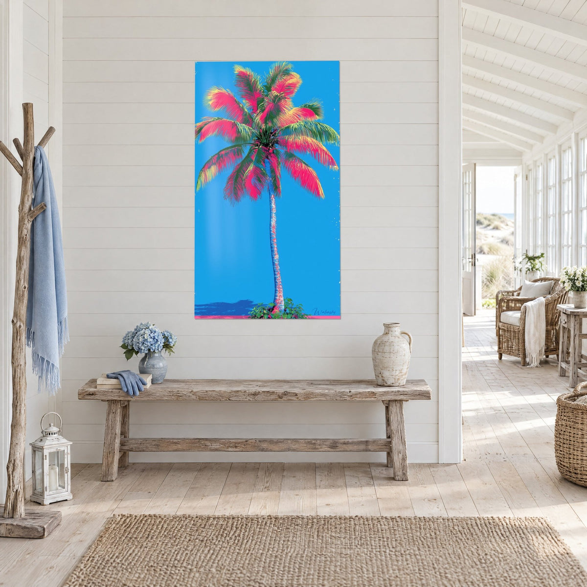 Quadro palma slanciata dal tronco blu e bianco, sfondo blu vivace, su una parete rivestita in legno, panca in legno e giara in gres