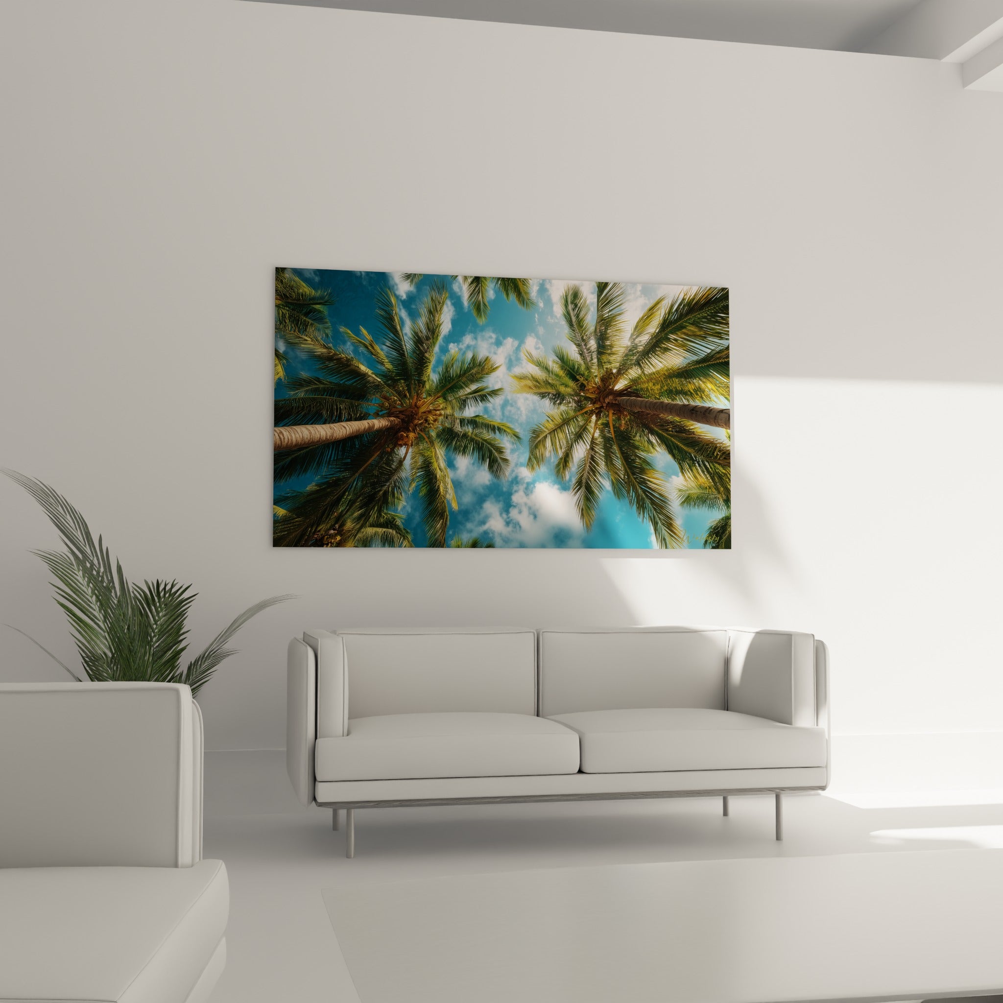 Frondes vertes et doré des palmiers au-dessus d'un canapé dans un salon lumineux