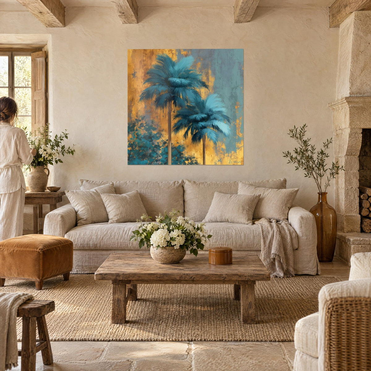 Quadro palme con fronde blu petrolio su fondo ocra dorato, due persone di spalle, sopra un divano in un soggiorno luminoso