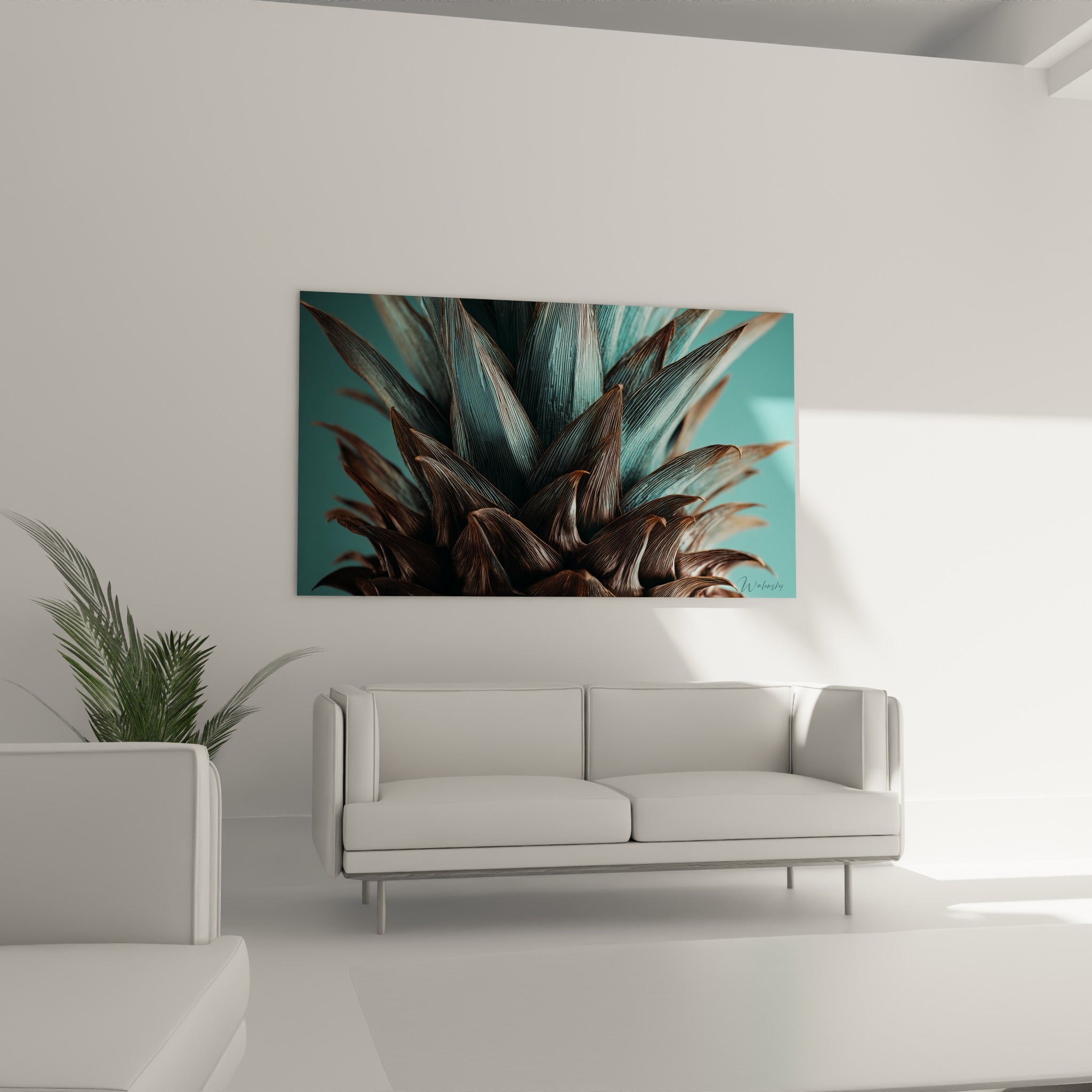 Couronne végétale cuivrée et turquoise suspendue au-dessus d'un canapé dans un salon lumineux