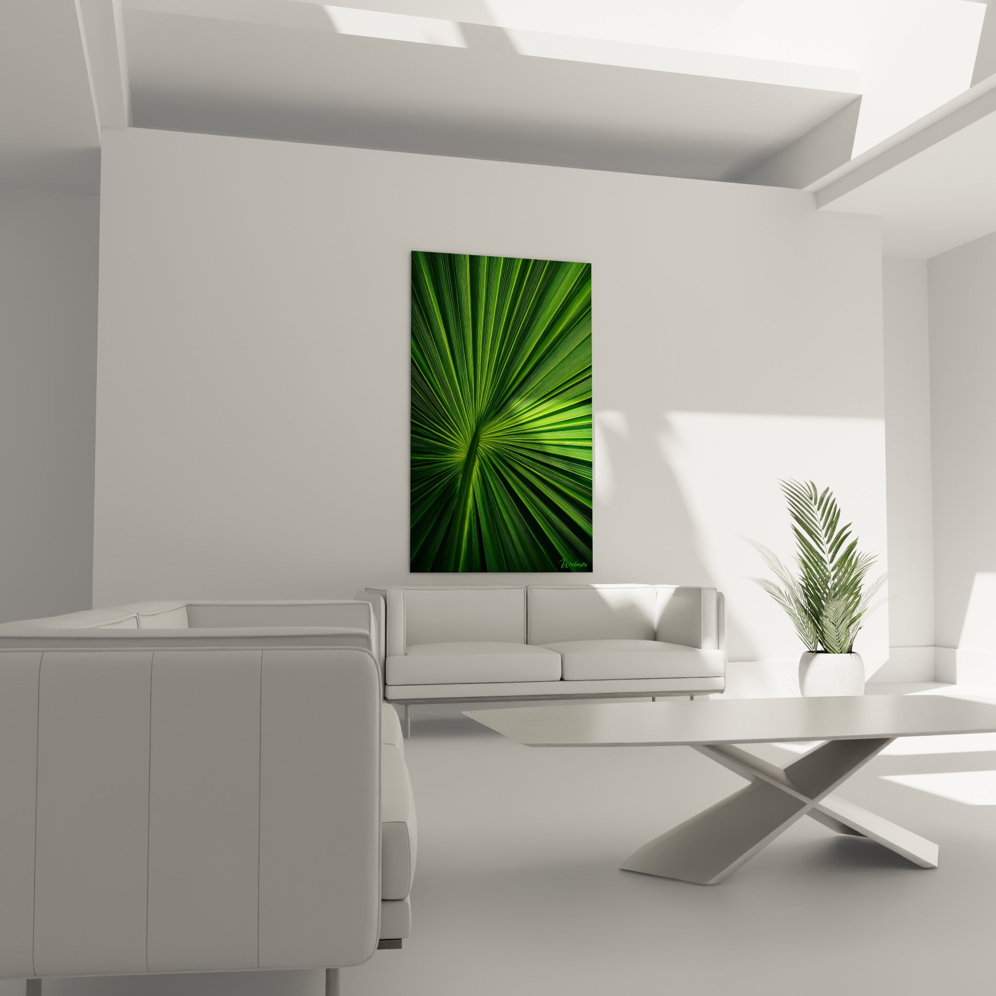 Nervures Palmier vert sombre et jaune vif rayonnant, au-dessus d'un canapé dans un salon lumineux