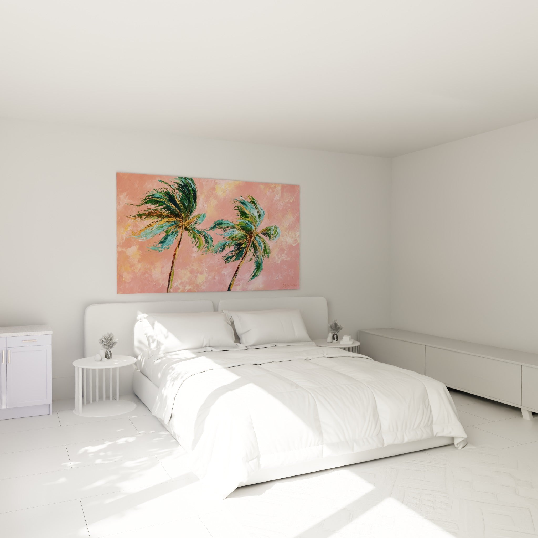 Palmes vertes courbées par la brise sur fond rose poudré, au-dessus d'un lit dans une chambre claire