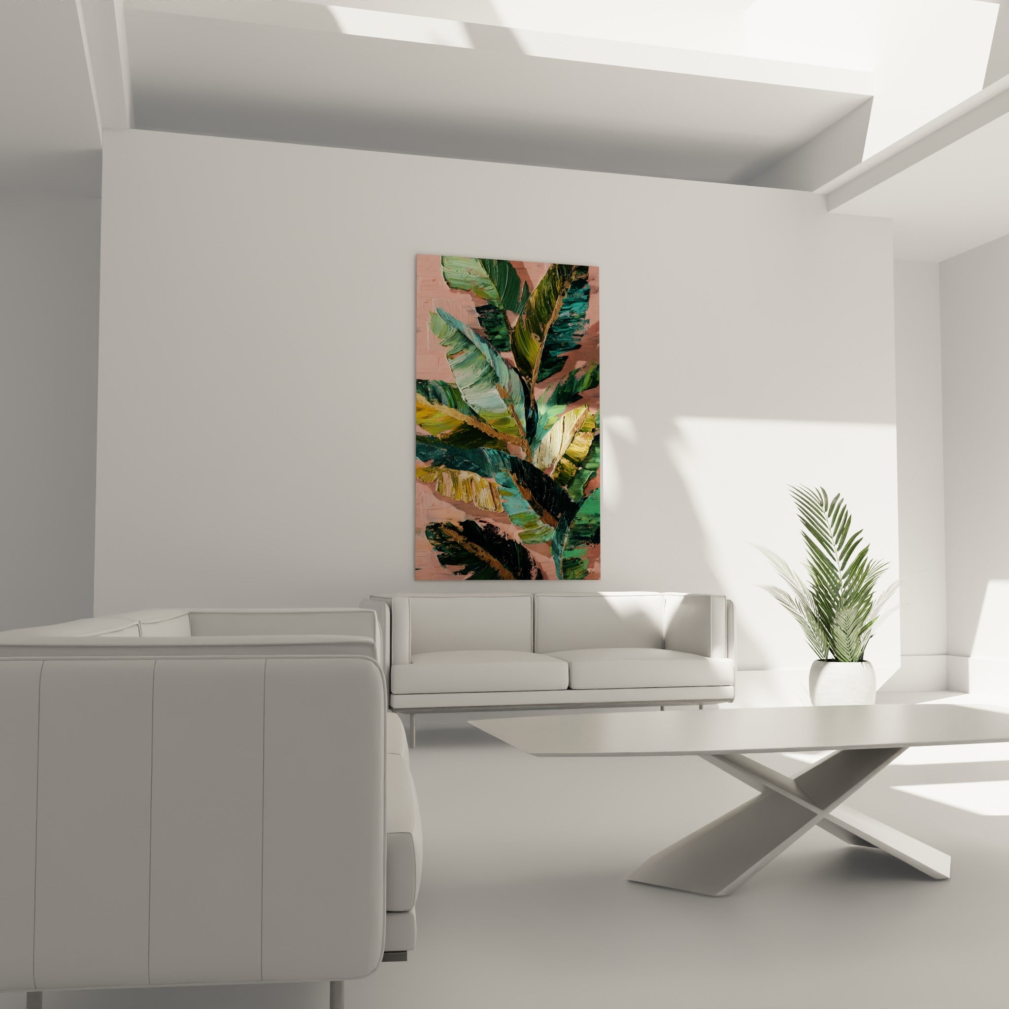 Palmier tropical rose et vert accroché au-dessus d'un canapé dans un salon lumineux
