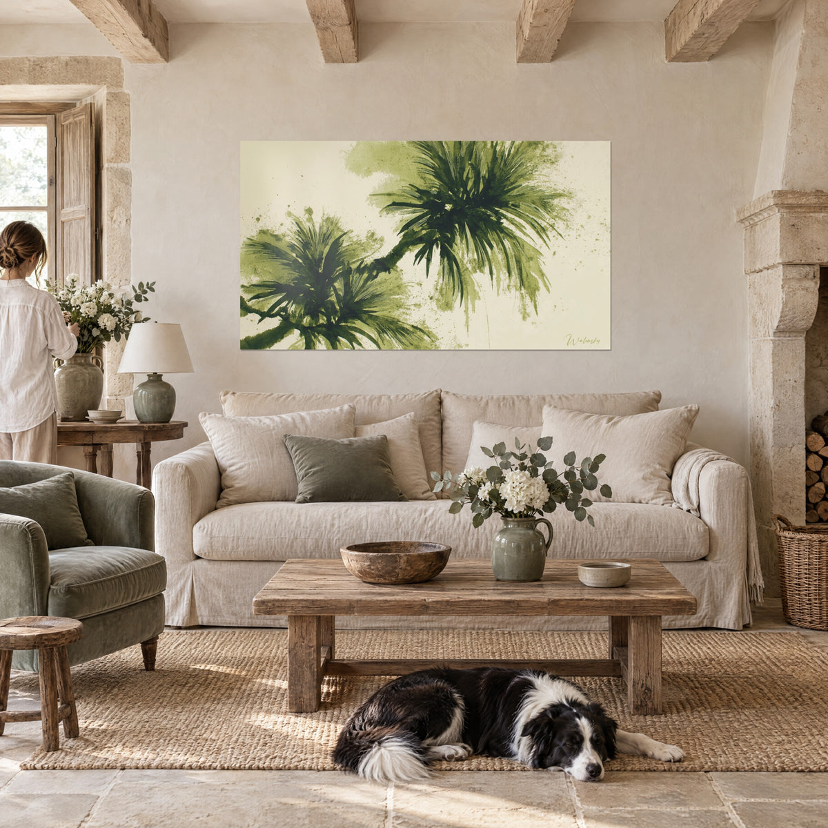 Tableau palmiers à l'encre olive et beige, frondes éclaboussées, une femme et un collie, au-dessus d'un canapé dans un salon lumineux