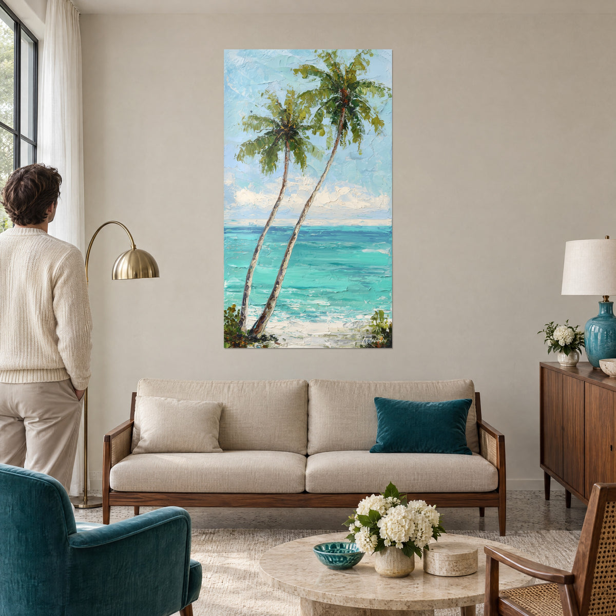 Tableau palmiers penchés aux feuilles vert olive sur mer turquoise et ciel bleu pâle, au-dessus d'un canapé dans un salon lumineux
