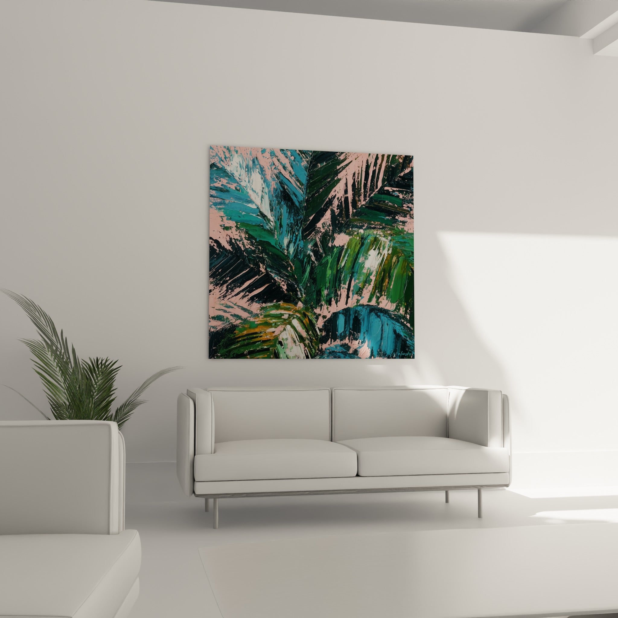 Frondaison de palmier bleu turquoise et vert accrochée au-dessus d'un canapé dans un salon lumineux