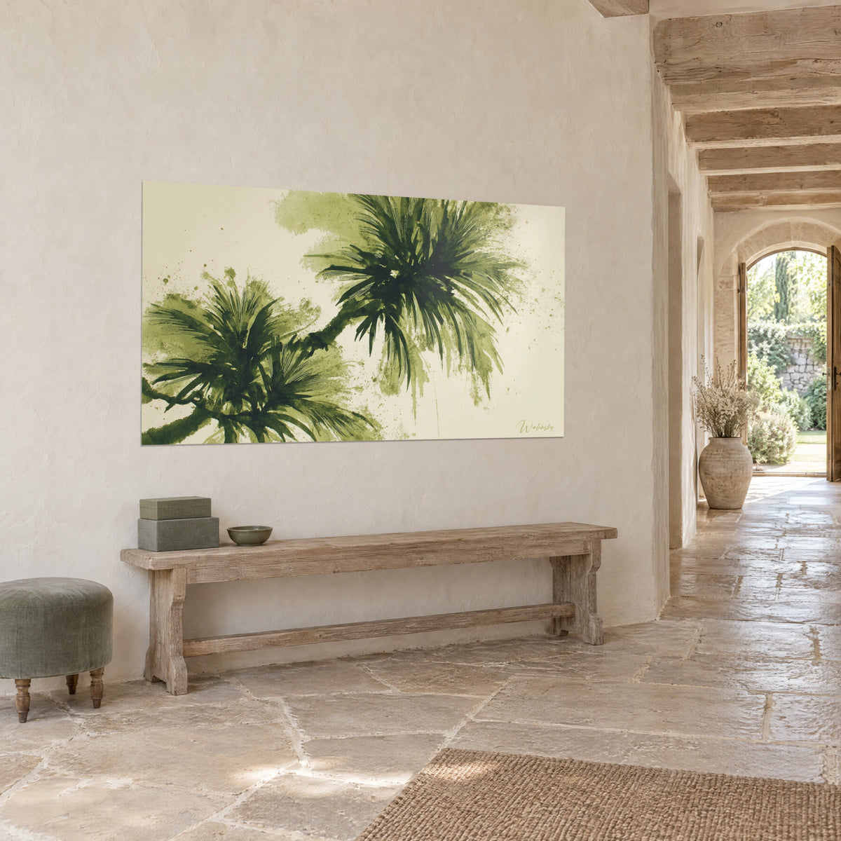 Tableau couronnes de palmes vert sombre, taches d'encre diffuses sur fond crème, vue de trois-quarts dans un couloir en pierre