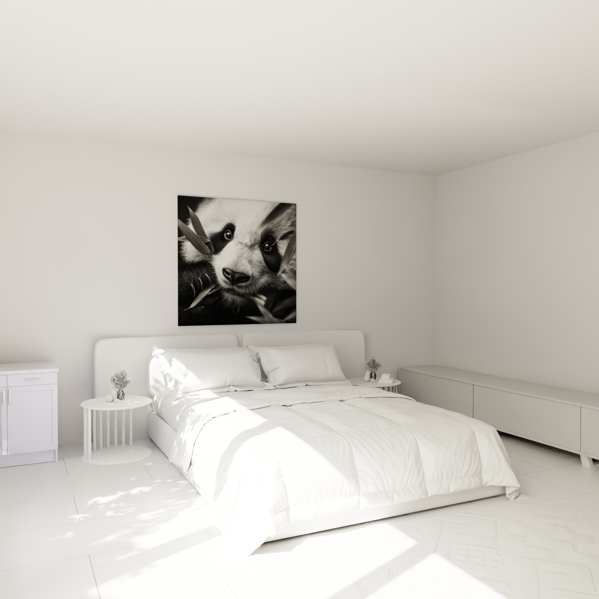 Museau de panda anthracite et blanc entouré de bambou, accroché au-dessus d'un lit dans une chambre claire