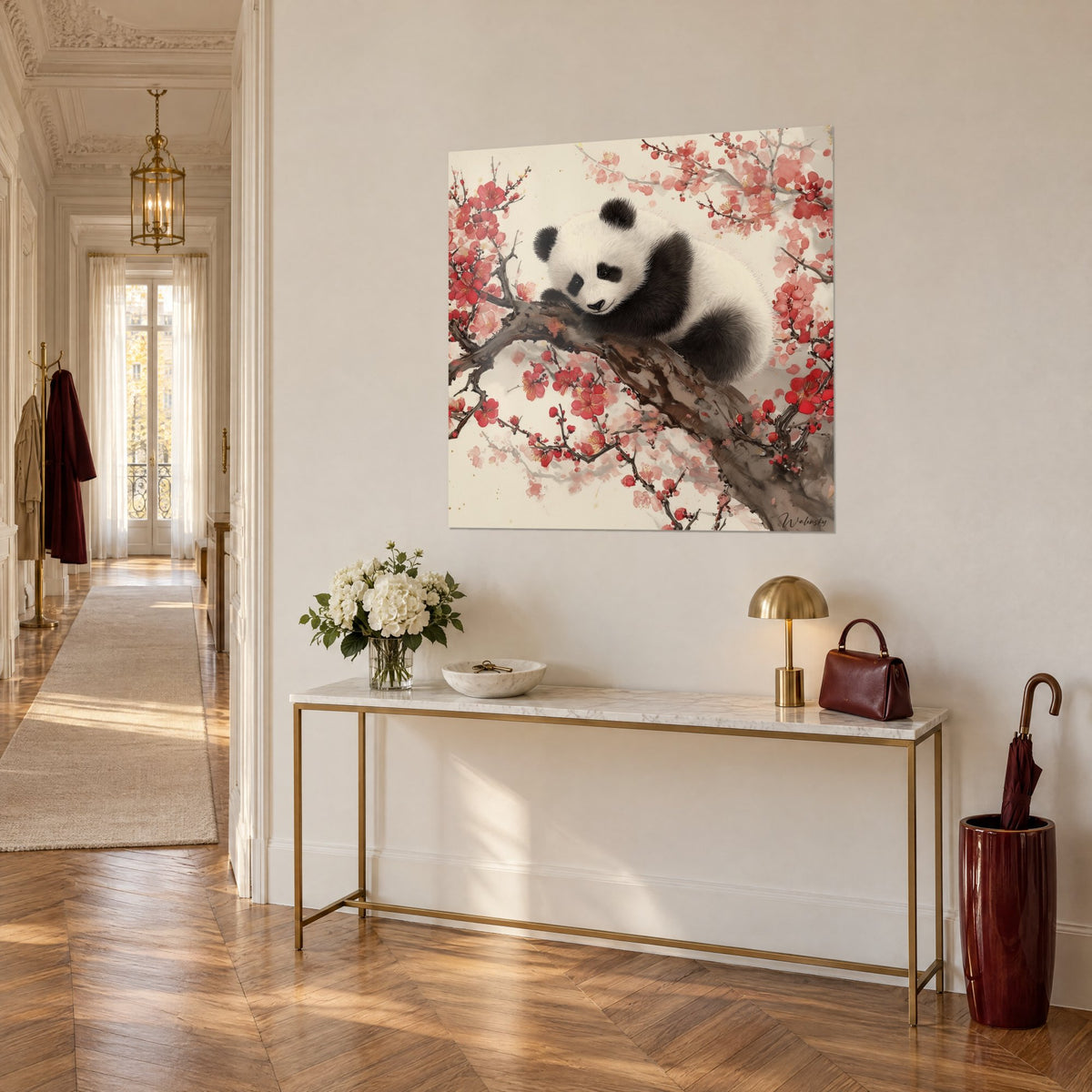 Gemälde Pandabär mit aufgestütztem Kinn auf brauner Rinde, rot-rosa Kirschbaum, auf einer goldenen Konsole im Eingangsbereich