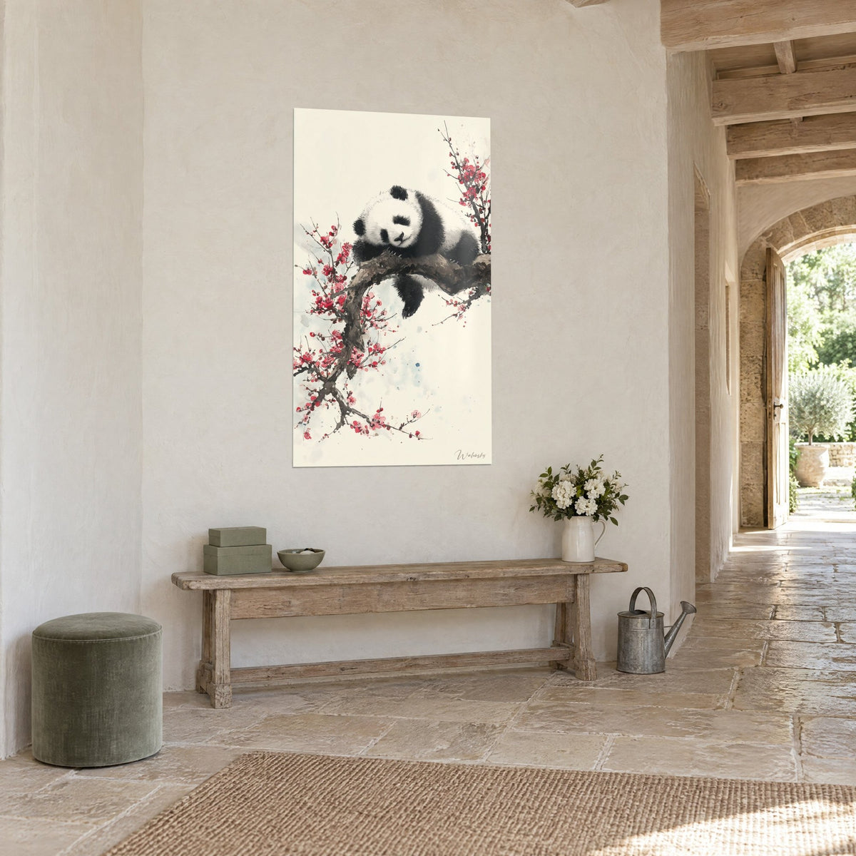 Cuadro de un oso blanco y negro acurrucado en un ciruelo en flor rosa y púrpura, pared beige, banco de madera, bóveda de piedra de una casa de campo