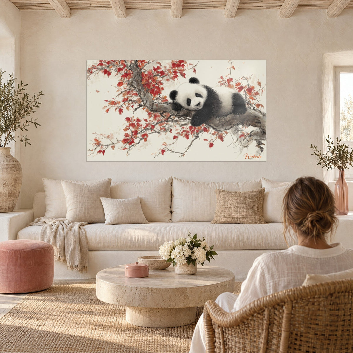 Gemälde Riesenpanda zusammengerollt auf einem Ahornast mit roten Blättern, cremefarbener Hintergrund, über einem Sofa in einem hellen Wohnzimmer