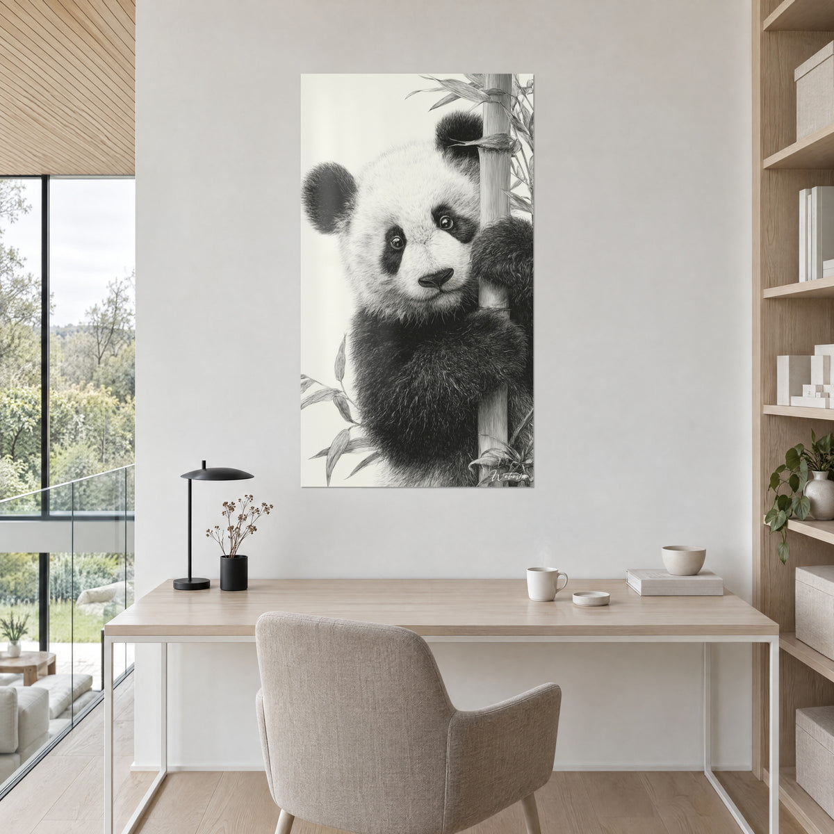Πίνακας πορτρέτο panda σχεδιασμένο με πένα, στρογγυλά μαύρα αυτιά και μπεζ μπαμπού, σε λευκό τοίχο δίπλα σε ξύλινο γραφείο