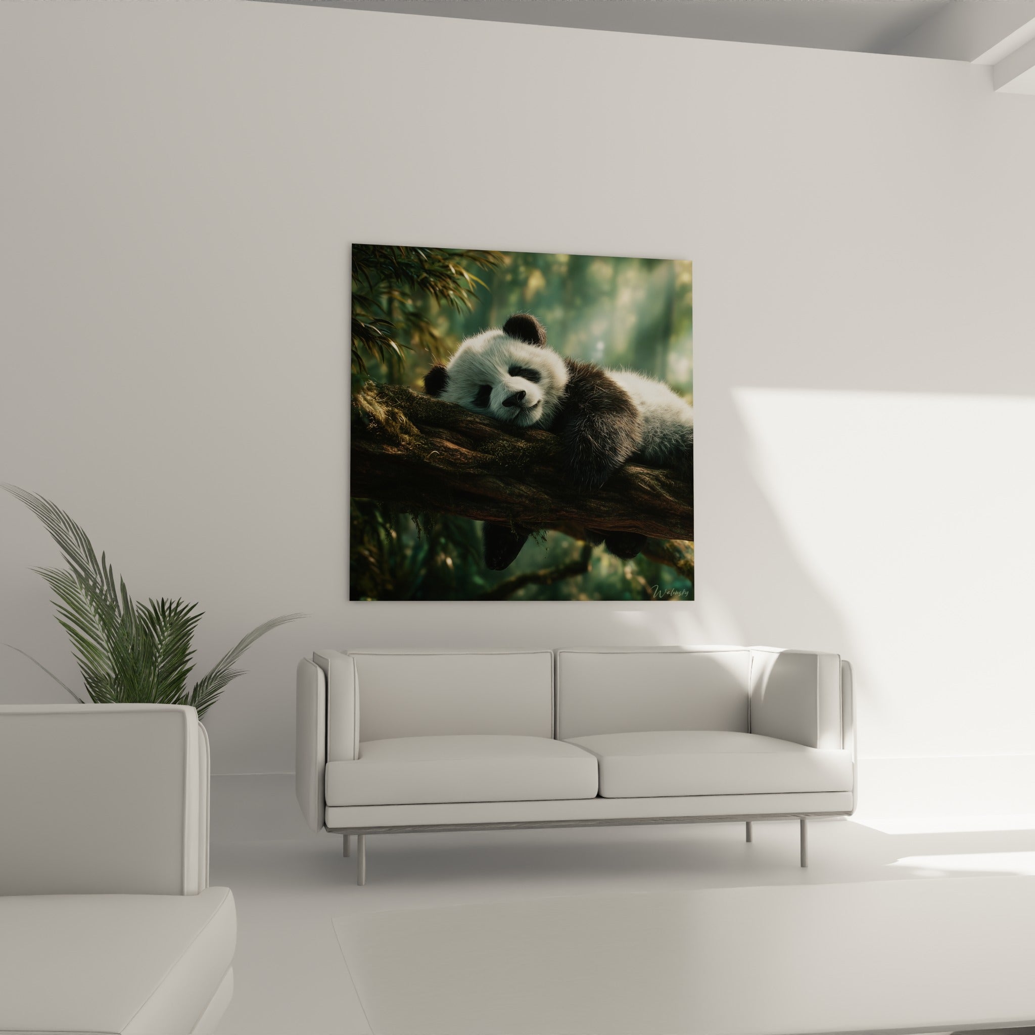 Ourson panda niché sur une branche brune et verte, accroché au-dessus d'un canapé dans un salon lumineux