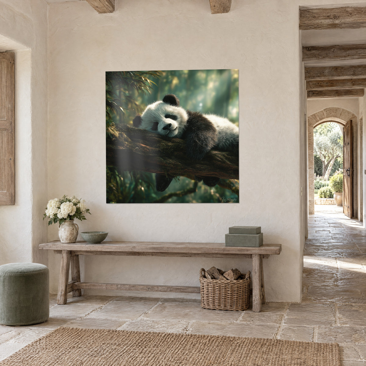 Tableau grand panda en sieste, museau noir posé sur l'écorce brune couverte de mousse verte, en vue de trois-quarts dans une entrée en pierre