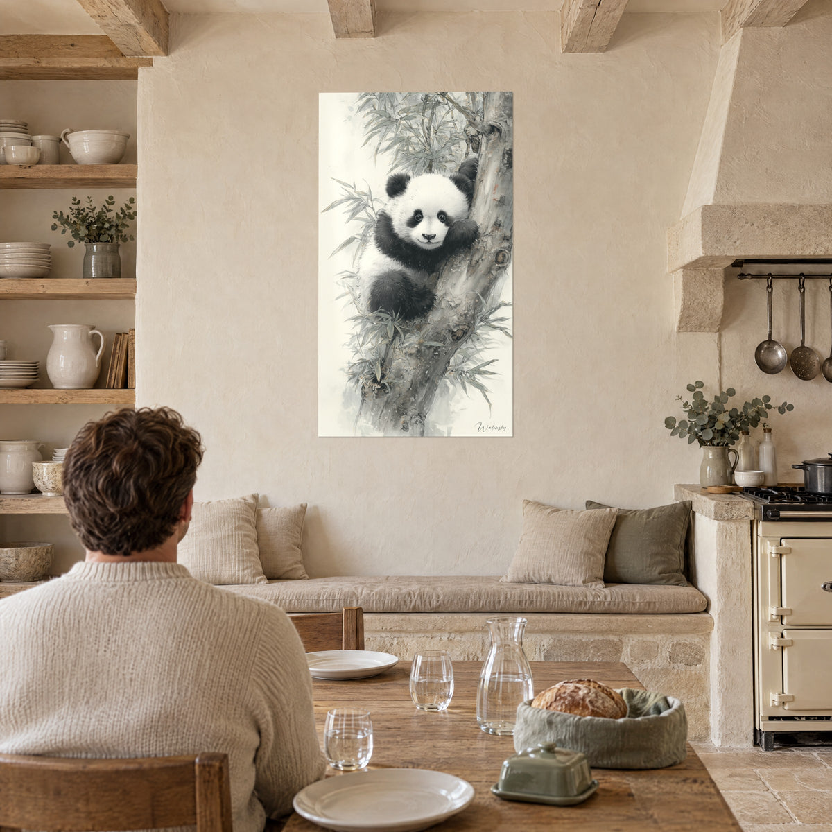 Schilderij panda met ronde ogen die een boom omklemt, zwart-wit vacht, lichtgrijs gebladerte, aan een stenen keukenmuur