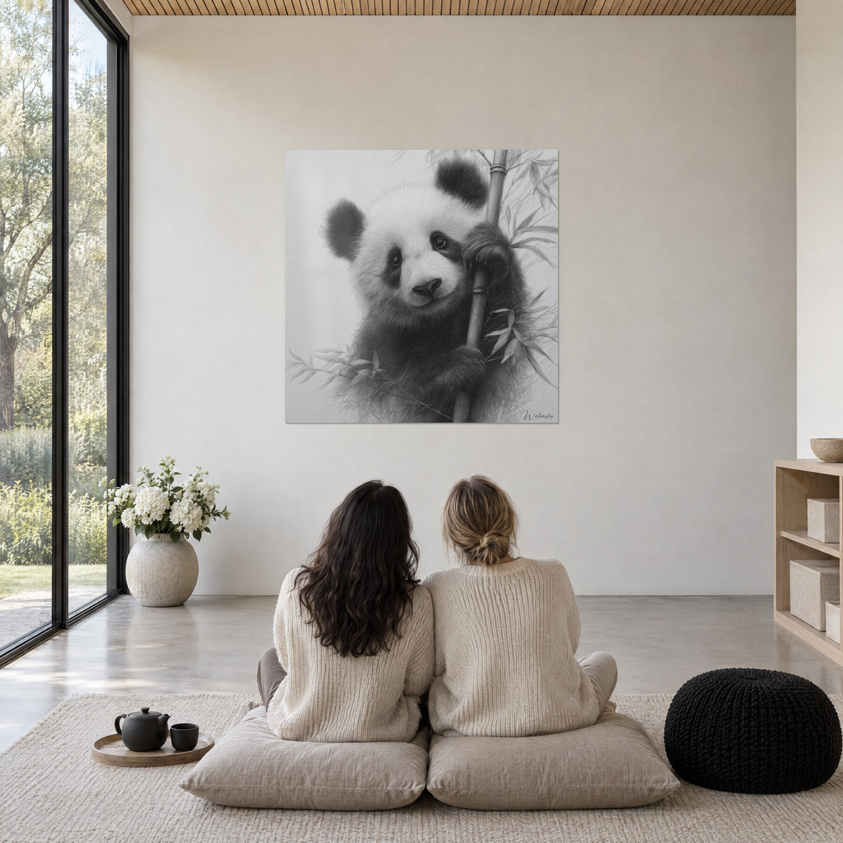 Schilderij schattige panda klampt zich vast aan de bamboe, zeer fijne zwarte en witte lijnen, twee personen zitten op kussens in de woonkamer