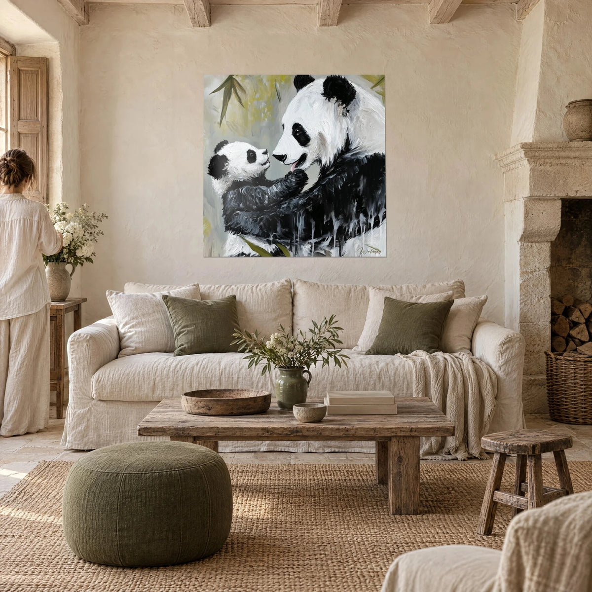 Gemälde Riesenpanda mit seinem Jungen, weiß-schwarzes Fell in pastosen Strichen, olivgrüner Hintergrund, über einem Sofa in einem hellen Wohnzimmer