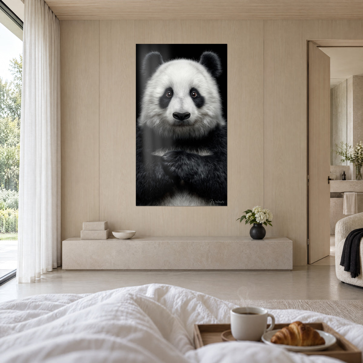 Πίνακας πορτρέτο panda με στρογγυλά αυτιά και μαύρη μάσκα στα μάτια, γούνα χρώματος ελεφαντοστού, κατευθείαν προς τον θεατή σε μπεζ τοίχο, πάνω από κρεβάτι σε φωτεινή κρεβατοκάμαρα