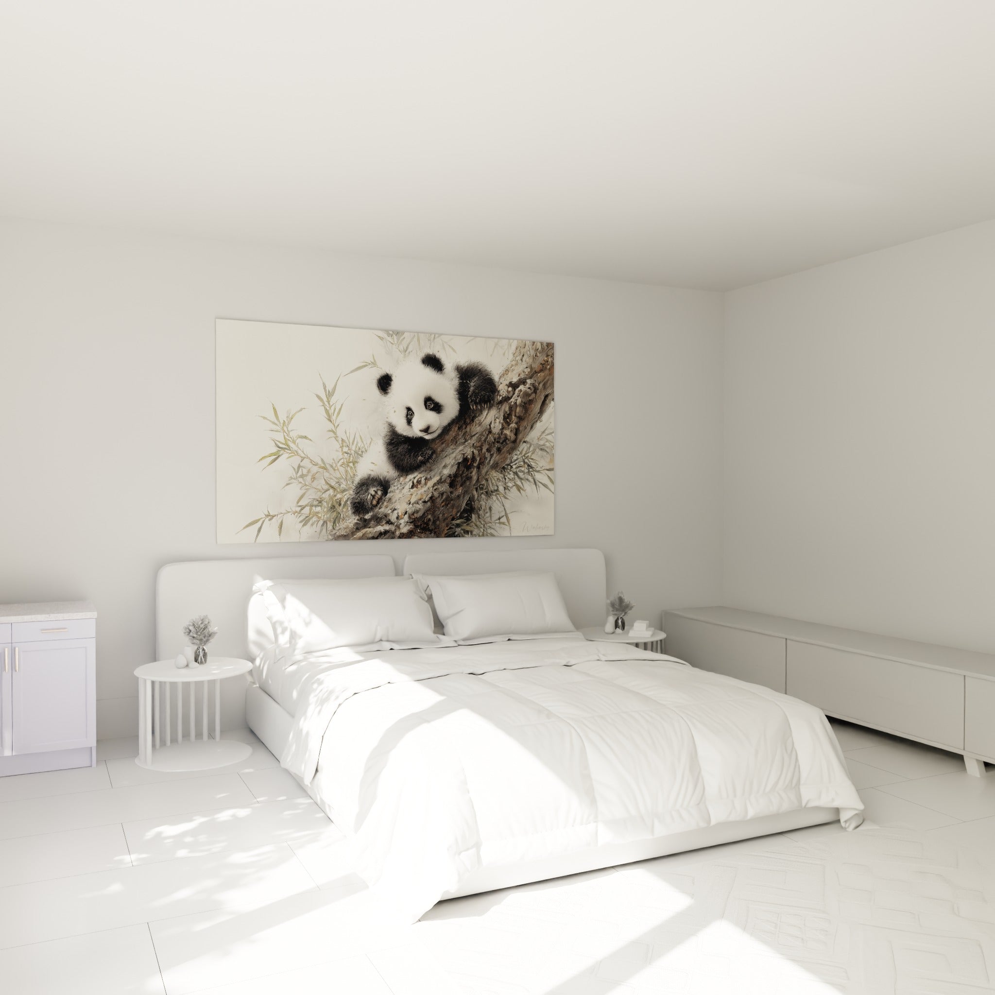 Bébé panda agrippé à l'écorce, pelage blanc et noir, au-dessus d'un lit dans une chambre claire