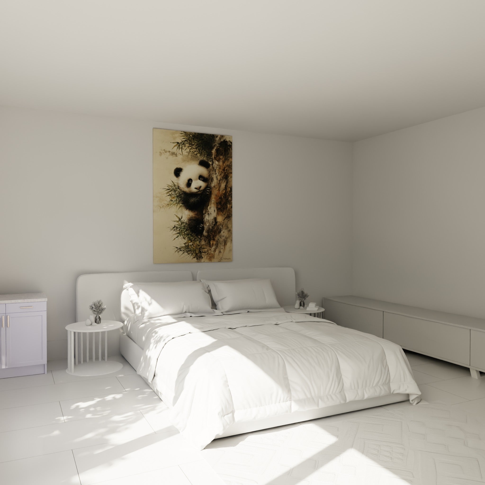 Jeune panda accroché à un tronc texturé, fond beige, au-dessus d'un lit dans une chambre claire