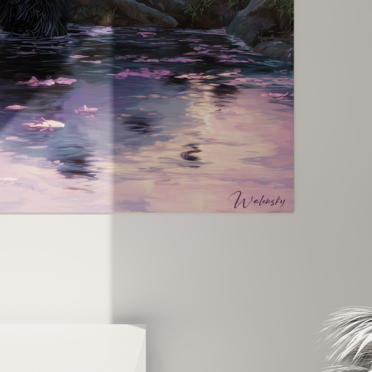Détail du pelage noir et blanc du panda avec les touches roses et violettes des cerisiers en fleurs