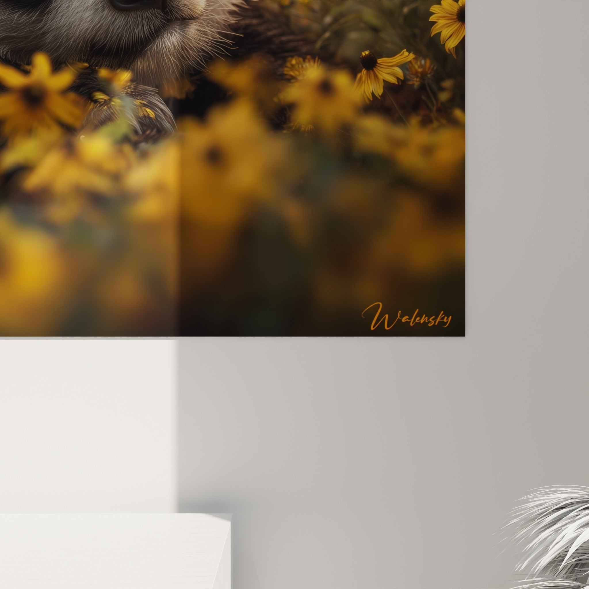 Détail du panda dans les fleurs jaunes montrant le grain de l'impression, les nuances dorées et le noir profond du pelage