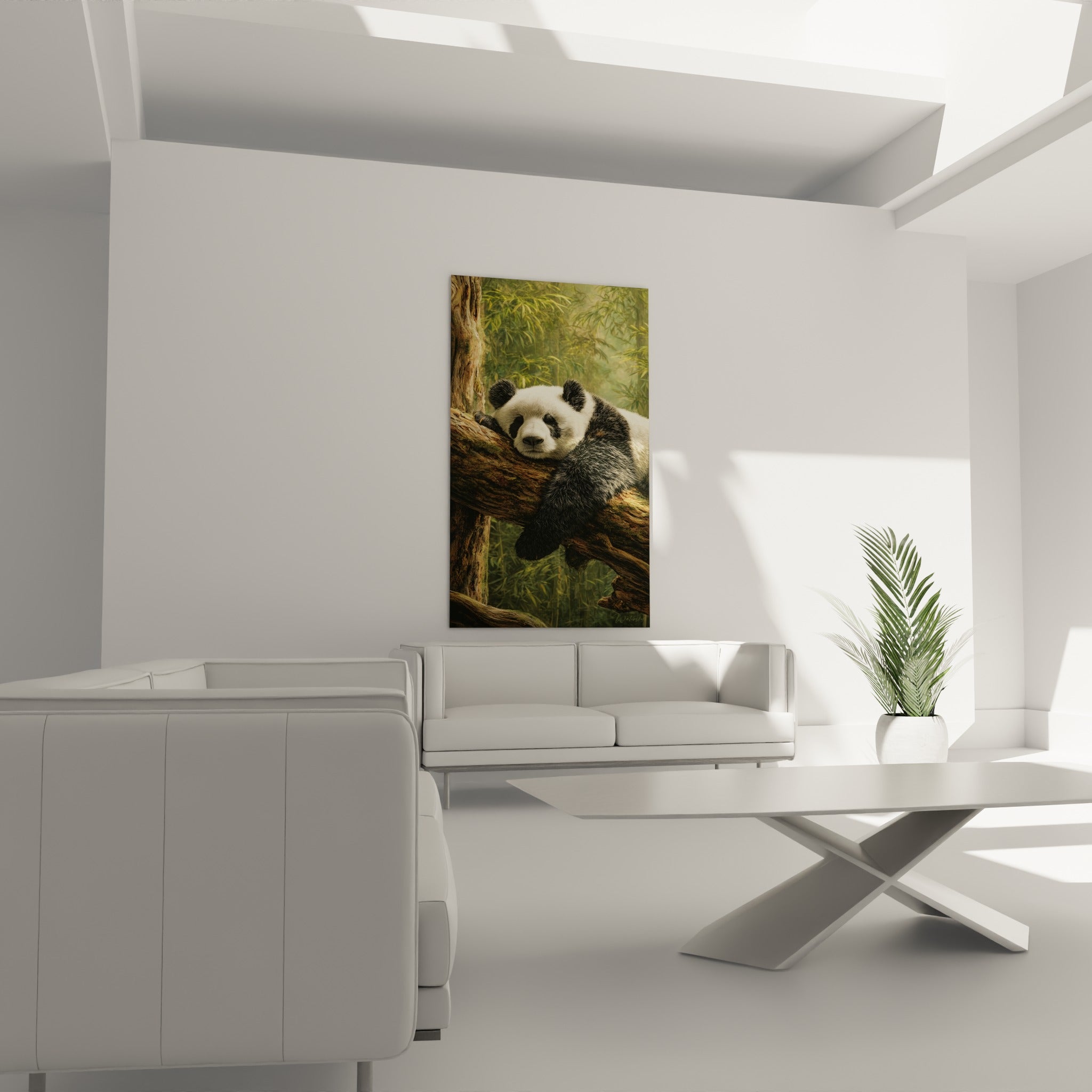 Panda détendu sur un tronc brun entouré de bambous verts, au-dessus d'un canapé dans un salon lumineux