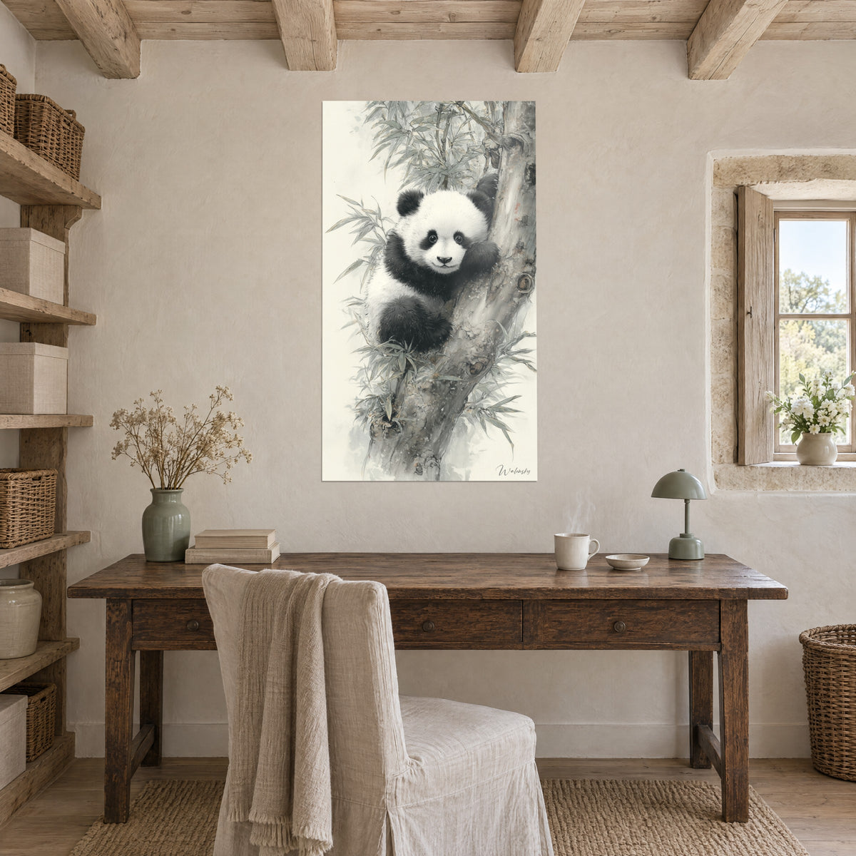 Schilderij donzige kleine panda in fijne inkttekening, grijze schorsstammen en saliegroene bamboe, boven een houten bureau
