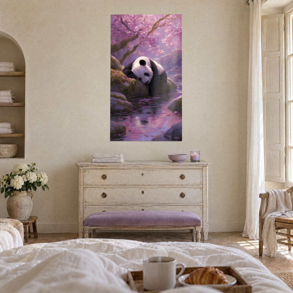 Tableau grand panda affalé, pelage ivoire et noir, branches de cerisier violettes, au-dessus d'un lit dans une chambre claire