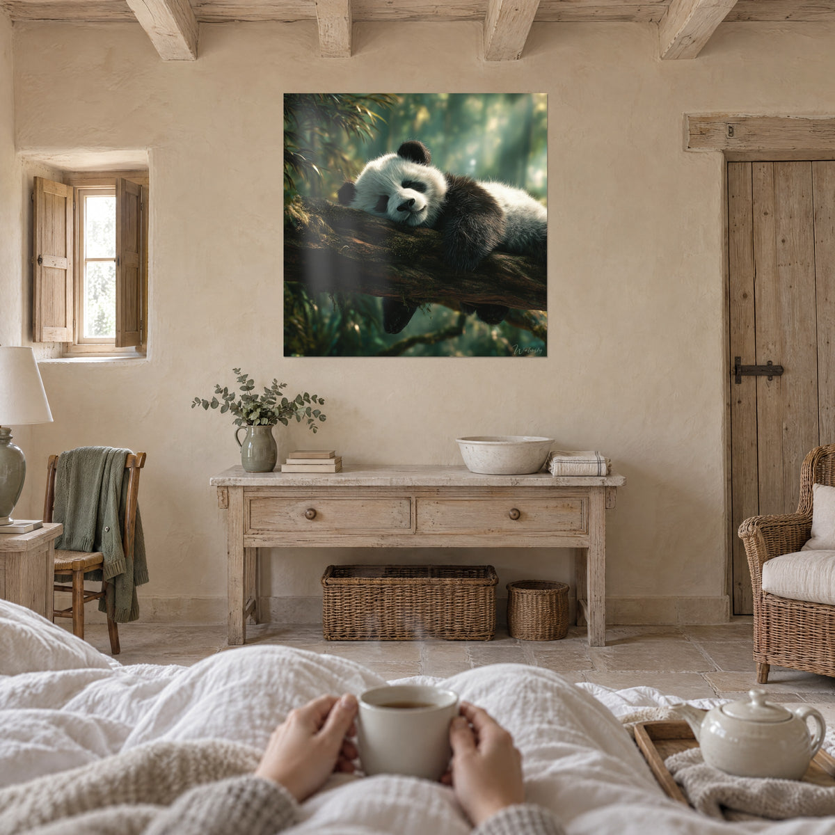 Tableau peluche vivante noir et blanc ronronnant sur son perchoir, lumière dorée dans les bambous verts, au-dessus d'un lit dans une chambre claire