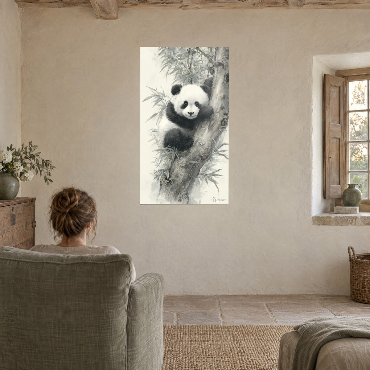Schilderij glimlachende panda genesteld in een boom, zwarte vlekken rond de ogen, ivoorkleurige achtergrond, tegenover een groene fauteuil in de woonkamer