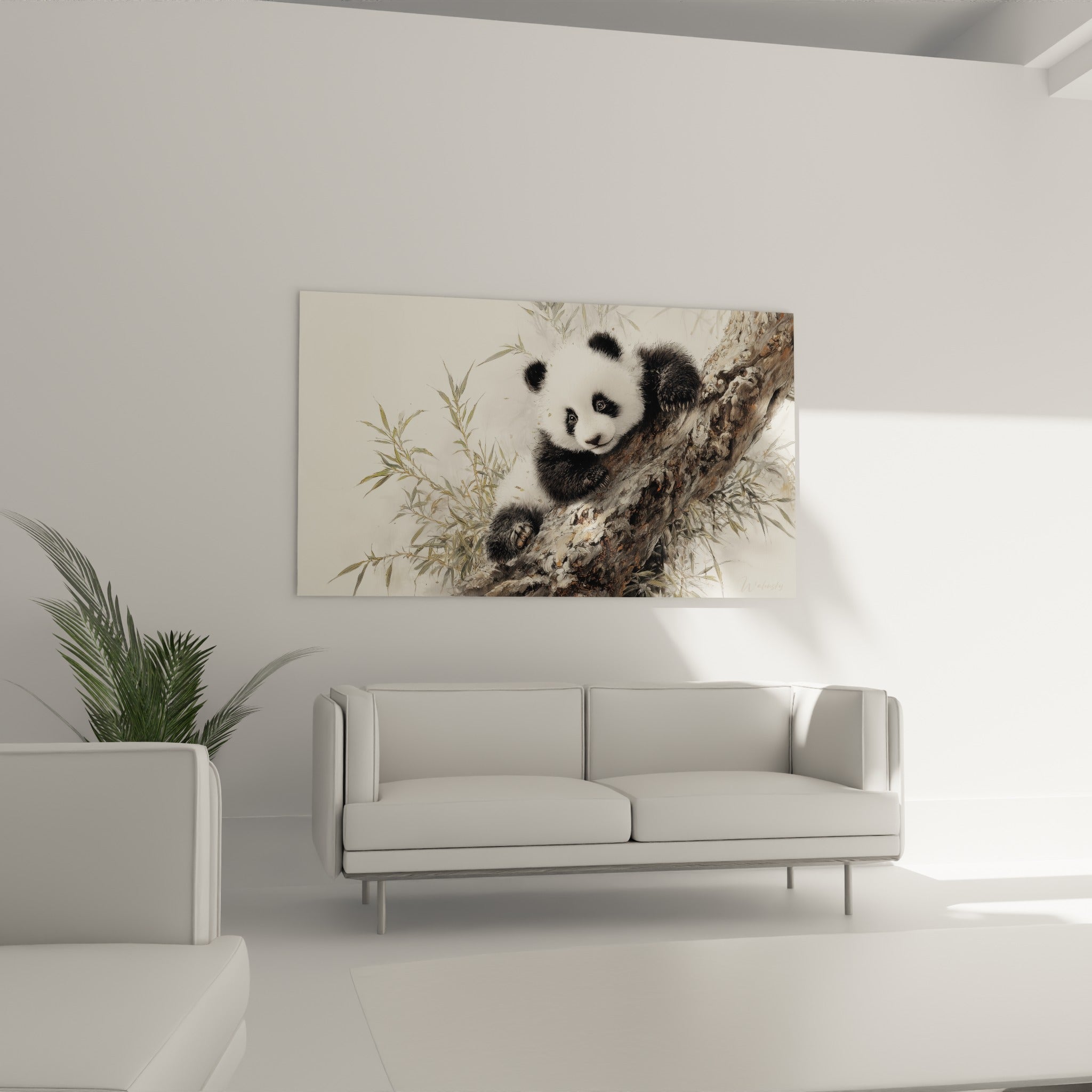 Ourson panda sur son perchoir de bois, feuillage vert olive, au-dessus d'un canapé dans un salon lumineux